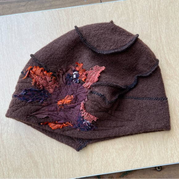 Exposed Seam Brown Flower Knit Beanie/Hat O/S - Picture 3 of 15